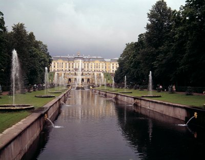 Vista della grande cascata del castello di Peterhof, realizzata sotto Pietro il Grande vicino a San Pietroburgo, Russia da School Russian