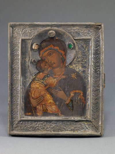 Icona di Vladimir Madre di Dio con Revetment, icona metà XVII secolo, bordo fine XVII secolo, aureola XVIII secolo (argento, lega metallica, pietre di vetro e tempera su legno) da School Russian