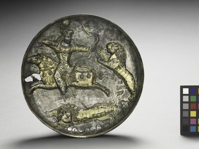 Piatto: Re Hormizd II o Hormizd III che caccia leoni, 400-600 da School Sasanian