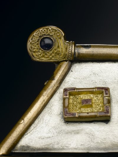 Reliquiario di Monymusk, c. VIII secolo d.C. (bronzo, argento, legno, lega di rame, vetro, smalto) da Scottish School