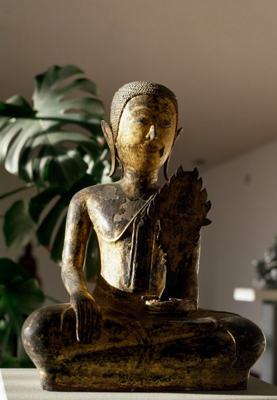 Buddha seduto in gesto Bhumisparsa Mudra durante la meditazione da School Siamese