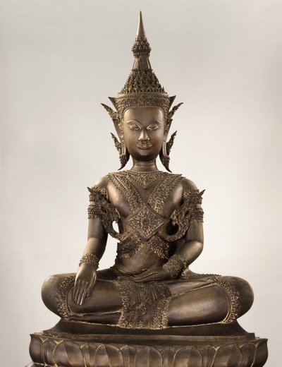 Buddha a grandezza naturale in abiti reali da School Siamese