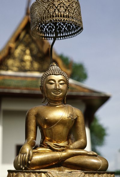 Il Phra Buddha Sihing esposto ai fedeli durante le celebrazioni del Capodanno da School Siamese