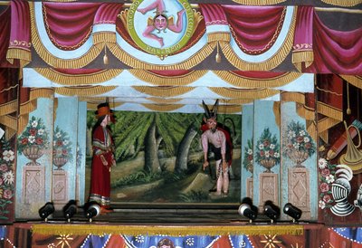 Teatro dei Pupi a Palermo. Questi pupi, appartenenti a una tradizione siciliana che risale ai tempi antichi, mirano a raccontare la storia delle invasioni e delle conquiste normanne. Nella parte superiore della fotografia è presente il simbolo siciliano de da School Sicilian