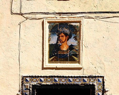 Piastrelle in ceramica con il ritratto di un uomo fuori dalla Casa del Re Moresco da School Spanish