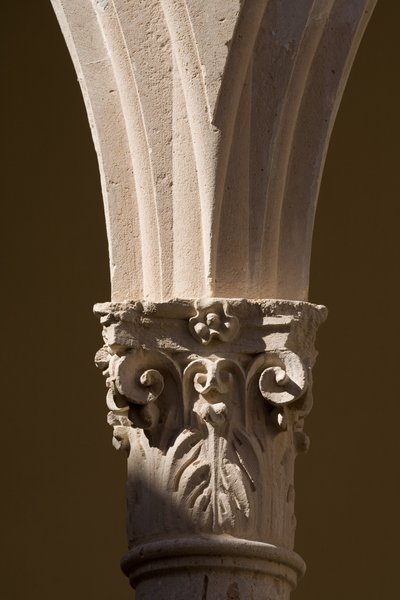 Dettaglio di una colonna nel chiostro del Convento di Santo Domingo da School Spanish