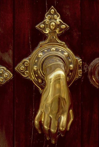 Battente della porta a forma di mano (ottone) (dettaglio) da School Spanish