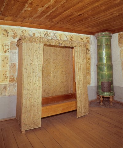Letto pieghevole e stufa in ceramica nella casa di Carl Linnaeus (1707-78) da School Swedish