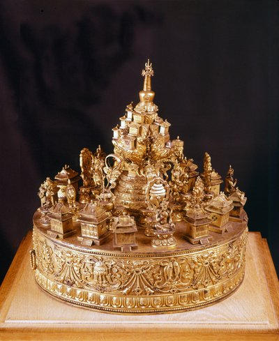 Mandala Tibetano: pezzo raro in bronzo dorato scolpito. Il mandala è una visione del cosmo divino, al centro del quale si trova il Monte Meru, una montagna sormontata dal palazzo del dio supremo Indra e circondata da quattro continenti - Musée Guimet, Pari da School Tibetan