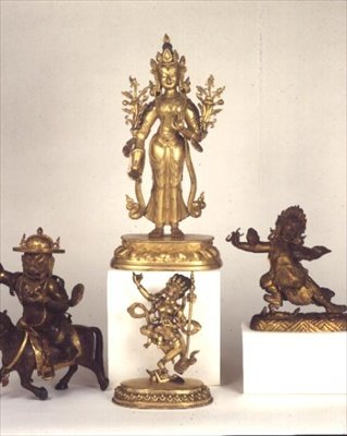 Figura in ottone dorato sino-tibetana di Padmapani; figura in bronzo dorato tibetano orientale di Dam-can Dor-je Legs-pa; figura sino-tibetana di Syamatara; figura policroma di Vajravavali da School Tibetan