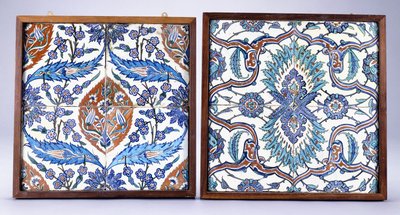 Una piastrella di Iznik con fiori di prugno e tulipani, realizzata circa 1570, e una piastrella di Iznik del XVII secolo con palmetta rossa e blu, c.1570 ; XVII secolo da School Turkish