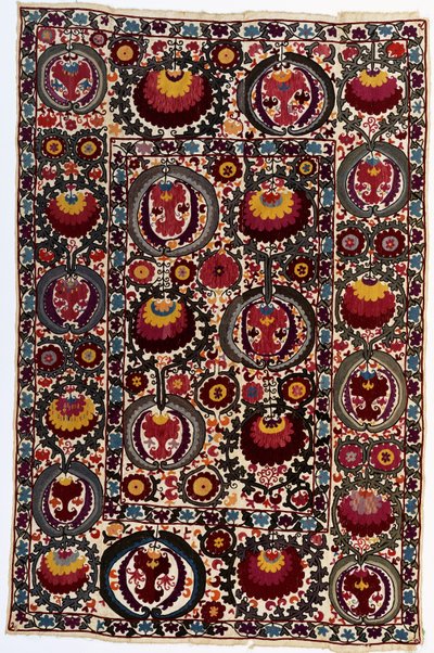 Un susani, il fondo di lino bianco lavorato in sete in tonalità vibranti, c.1900 da School Uzbek