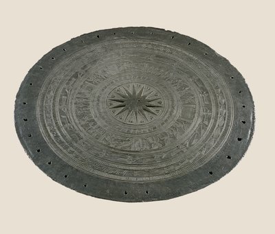 Dettaglio della parte superiore del tamburo Dong Son, II-I secolo a.C. (bronzo) da School Vietnamese