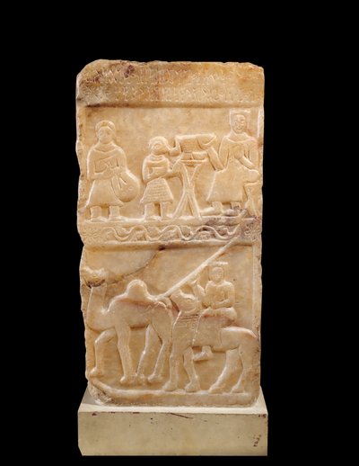 Antichità orientale: stele in alabastro di cammello Idjl registrata in sabeen. II o III secolo d.C. Da Yemen. Parigi, Museo del Louvre da School Yemen
