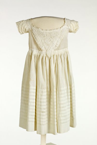 Vestito da battesimo per bambino con ricamo Ayrshire sul davanti e sulle maniche, c.1850 da Scottish School