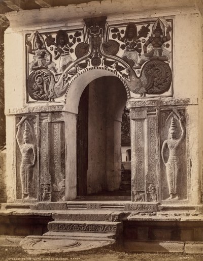 Ingresso ai terreni del Nata Dewale, Kandy, c. 1880 da Scowen and Co.