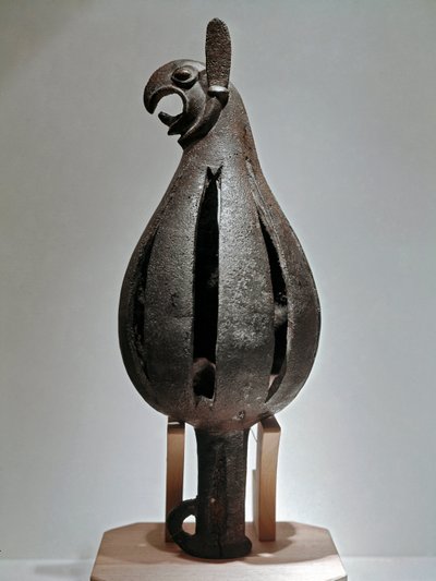 Arte scita: ornamento a forma di grifone con testa d
