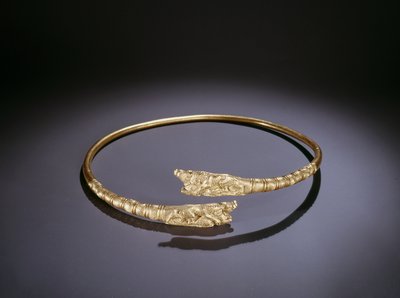 Torque con leoni che attaccano cinghiali alle estremità da Scythian