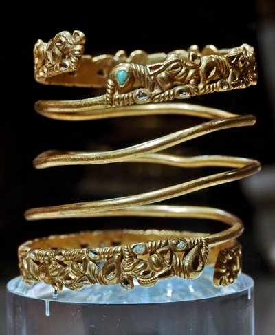 Arte scita: bracciale in oro e turchese della tribù dei Sarmati, II secolo a.C. - III secolo d.C. San Pietroburgo, Museo dell