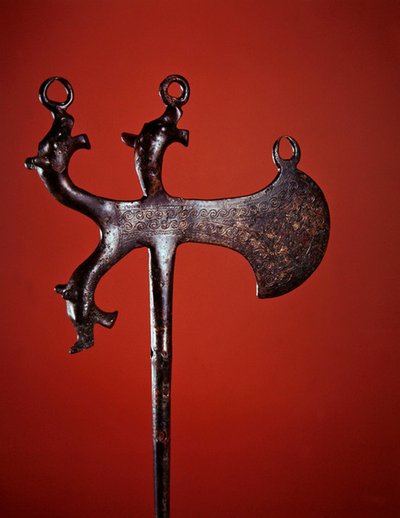 Spilla a forma di ascia decorata con teste di animali da Scythian Scythian