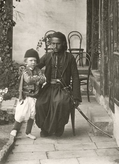 Guardia araba (kawass ottomano) con un ragazzo nel giardino di una casa nel distretto di Giudea di Gerusalemme, 1867 da Sergeant Henry Phillips