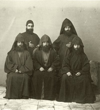 Gruppo di 5 sacerdoti armeni nel cortile del Mediterranean Hotel, Gerusalemme, 1867 da Sergeant Henry Phillips