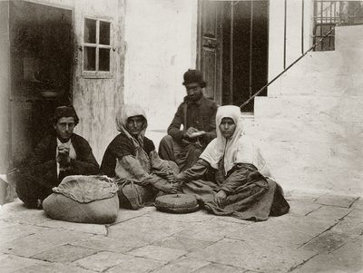 Donne che macinano farina con macine rotonde nel cortile di una casa a Gerusalemme, 1867 da Sergeant Henry Phillips