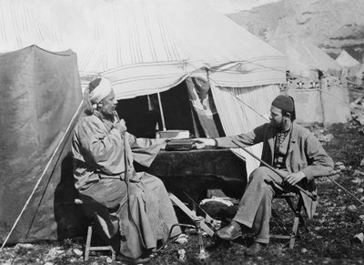 Yakub es Shellaby, che presenta al capitano C. Warren un libro di preghiere samaritane per l