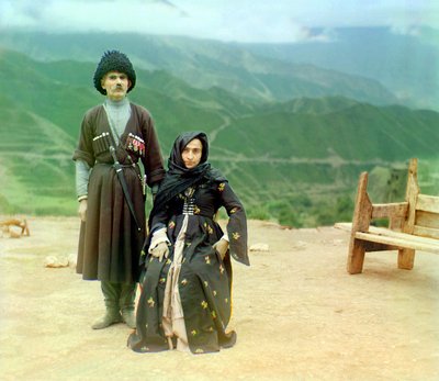 Tipi del Daghestan – un uomo con medaglie e un pugnale e una donna in abito nero, Impero Russo, tra il 1905 e il 1915 da Sergey Prokudin Gorsky