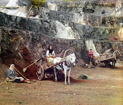 Lavoro alla miniera di Bakalskii: una famiglia, con pale e carri trainati da cavalli, che lavora nelle miniere di ferro nelle colline di Bakaly, Monti Urali, Impero Russo, 1910 da Sergey Prokudin Gorsky