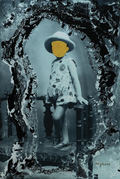 giovane ragazza in posa da sola, 2019 (tecnica mista) da Sergis Adamos