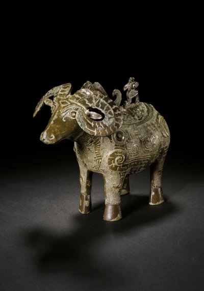 Vaso rituale per vino a forma di ariete, Gong da Shang Dynasty Chinese School