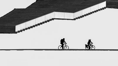 Ciclisti in controluce sulle scale da Shanrui Ren