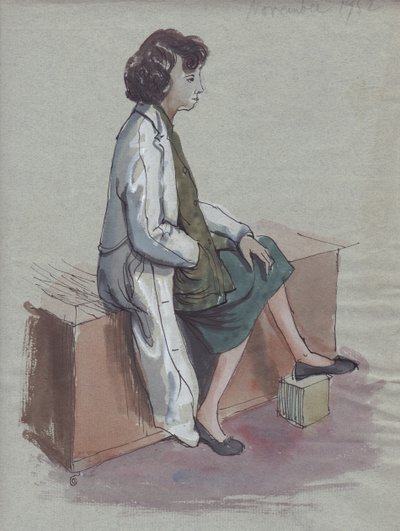 Donna seduta in cappotto bianco da Shirley Markham