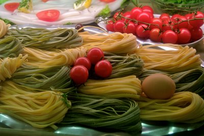 Francia, Parigi: Pasta in vetrina su una strada pubblica da Sisse Brimberg