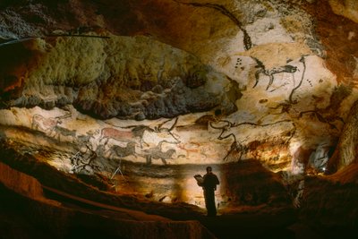 Sala dei Tori che affollano le pareti di calcite nella Grotta di Lascaux da Sisse Brimberg