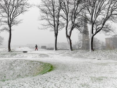 Figura solitaria che cammina nella Fortezza di Copenaghen durante una tempesta di neve, Danimarca, 2022 da Sisse Brimberg