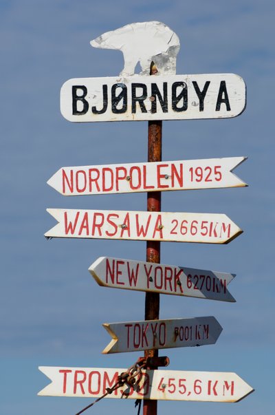 Norvegia, Segnale direzionale su Bear Island, 2022 (foto) da Sisse Brimberg