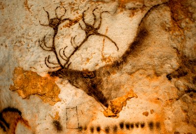 Pittura preistorica di cervo rosso con corna a nove punte nella grotta di Lascaux, Francia da Sisse Brimberg