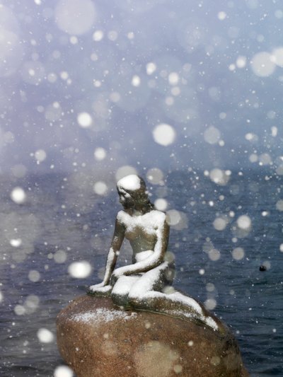 Tempesta di neve sulla statua della Sirenetta di Edvard Eriksen, inverno a Copenaghen, Danimarca, 2022 da Sisse Brimberg