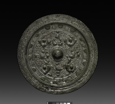 Specchio con Xiwangmu, c.317-400 (bronzo) da Six Dynasties Chinese School