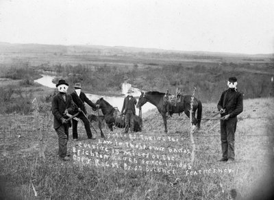 La guerra del filo spinato in Nebraska 1884-1885: I proprietari dei ranch tentano di prendere terra dai contadini opponendosi alla demarcazione del filo spinato - fotografia di Solomon D. Butcher da Solomon D. Butcher