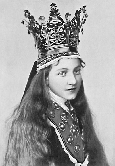 Una ragazza norvegese in abiti festivi, 1912 da Solveig Lund