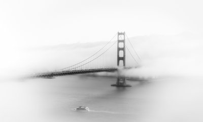 Il Golden Gate Bridge avvolto nella nebbia da Songhu Yan