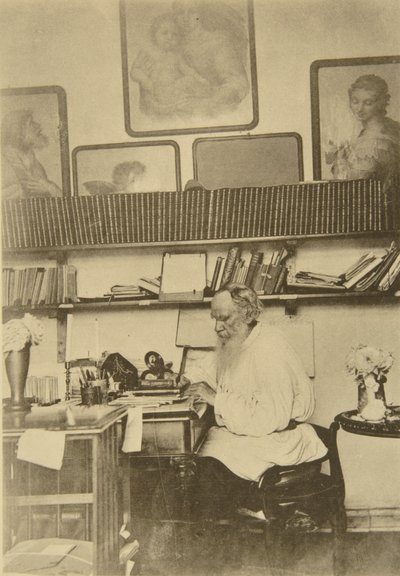Lo scrittore russo Lev Tolstoj al lavoro, 1890 da Sophia Andreevna Tolstaya