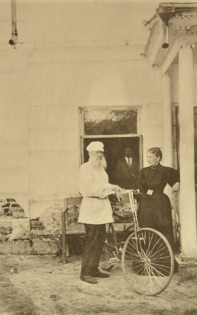 Scrittore russo Lev Tolstoj con una bicicletta, Russia, 1890 da Sophia Andreevna Tolstaya