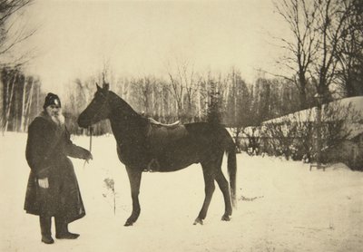 Scrittore russo Lev Tolstoj con un cavallo, Jasnaja Poljana, vicino a Tula, Russia, 1905 da Sophia Andreevna Tolstaya