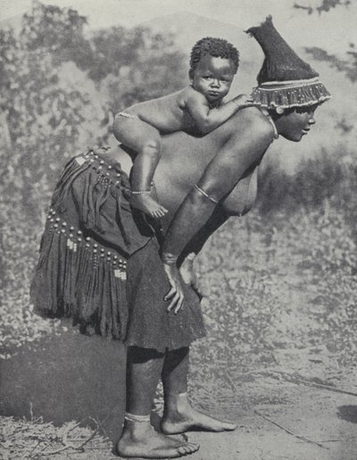 Donna che porta il suo bambino sulla schiena, Sudafrica (foto in b/n) da South African Photographer
