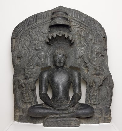 Jaina Tirthankara Parshvanatha con cappuccio di serpente seduto in meditazione (Dhyanamudra), dal Karnataka, India da South Indian School