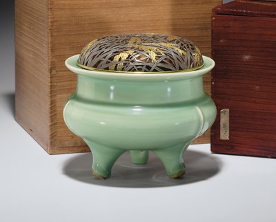 Grande incensiere tripode Longquan celadon con coperchio in metallo giapponese parzialmente dorato da Southern Song Dynasty Chinese School